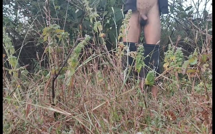 Tani: Masturbandosi nella foresta sborra nuda