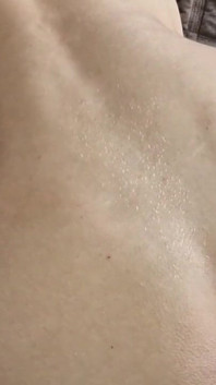 몸집이 작은 트윙크가 아빠의 두꺼운 자지에서 정액으로 투성이되어 그녀의 아름다운 매끈한 엉덩이에 바로 닿습니다!