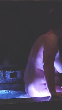 Sex romantic aniversar în balcon în aer liber hot tub spa a unui japonez Love Hotel Penthouse în Tokyo