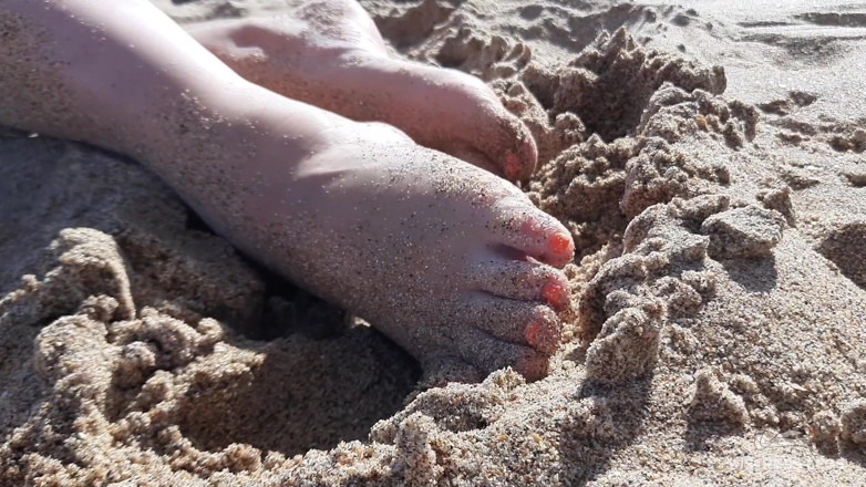 Mistress Legs: Gospodyni nogi na boso na letniej plaży morskiej