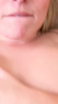 Der blonde besucher mit dicken titten und saftiger muschi