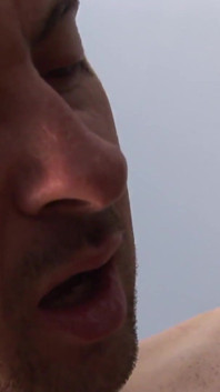 Velká prsatá holka je penetrována v domácí kuchyni.