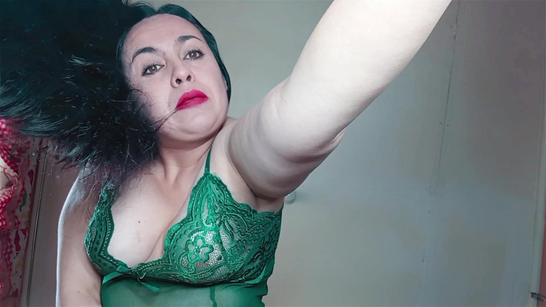 Kellyhotstepmom: Una Matrigna Gigante Ti Divora in Cucina - POV