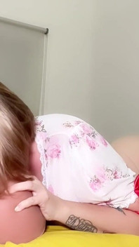 Mamă sexy latino linge curul unei jucărie sexuală masculină