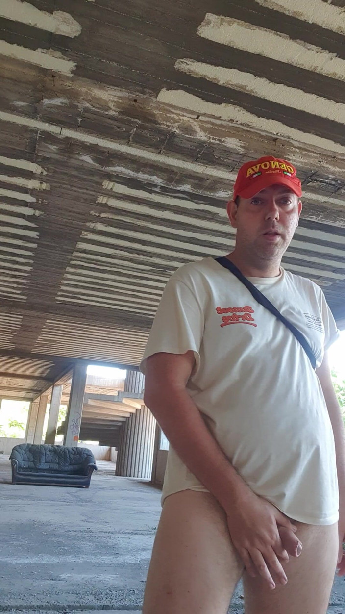 Mirko2589: Garoto nu em um prédio abandonado
