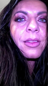 Parlak ceketli büyük memeli orta yaşlı seksi kadın - fermuar dekoltesi ve ceket tacizi