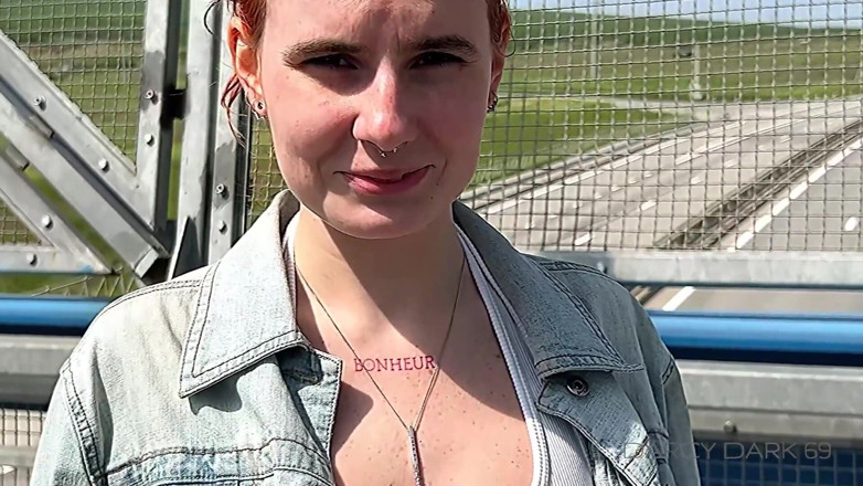 Darcy Dark: Sexe avec un inconnu dans la rue