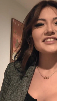 Adria rae azgın evli kadın emlakçıyı iki kez boşaltıyor - ıslak amcığını ovuyor ve boşalana kadar ona sert biniyor