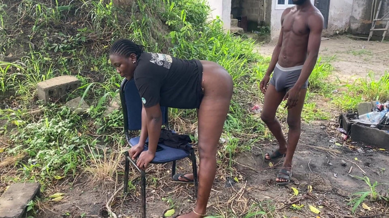 Sex naija 1: De vriendin van mijn vriend opende de badkamerdeur en vond...