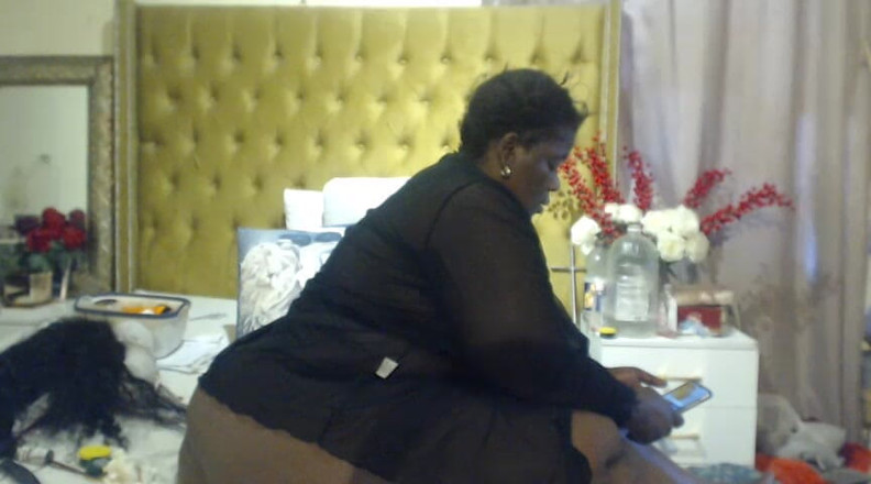 Legendary Booty Overdose: La SSBBW nera si masturba e si spoglia