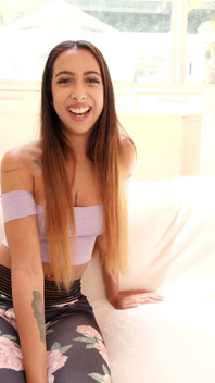 Kiarra Kai jugoso coño gordo labios salpicando
