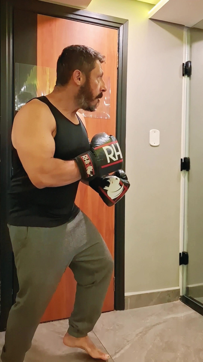 Punchbagplz: Gouine Wrestler - sesiune de antrenament de venerare a mușchilor cu...