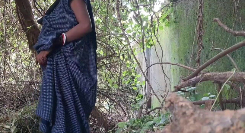 Trilokinath: Bangali tante seks met buiten in mijn eigendom