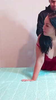 Stiefmutter in Einem Roten Kleid, Das Bett Macht - Stiefsohn Nimmt Sie Von Hinten Und Bringt Sie Zum Stöhnen