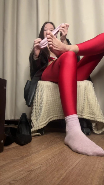 Skinny_lady69: Kokan çoraplarımı içine çek