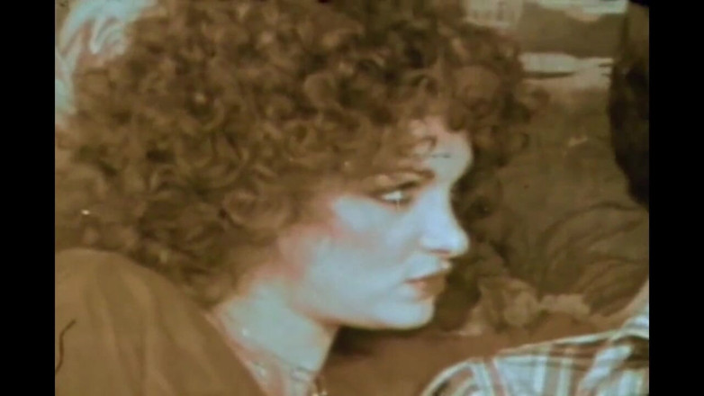 Vintage megastore: Retro-MILF-arsch nach dem Verlieren bei strip-poker gefickt (kompletter film)