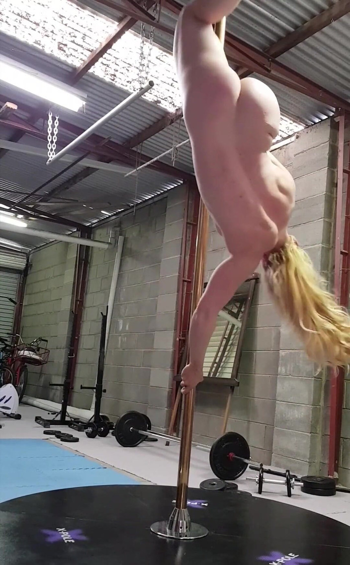 Michellexm: 超级性感的钢管舞，有一次我冲在地板上，你可以听到敲打的声音，那是我的阴蒂穿孔