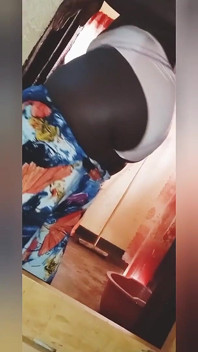 Koyu tenli kaltak uzun amcık dudaklarıyla fışkırtarak mastürbasyon yapıyor