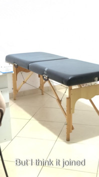 Proktolog wykonuje badanie analne na zaparowanym pacjencie