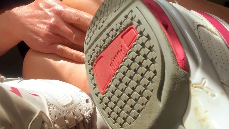 CindieLove: Mutandine bagnate ammollo sissy, esibizionista alla finestra anale