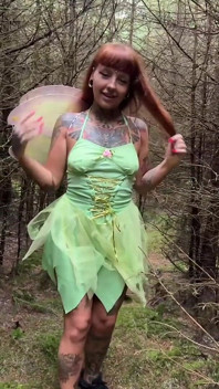 Pixie surprise en train de se masturber se termine par un facial énorme