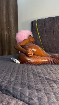 Ein mädchen in pink liebt einen orgasmus