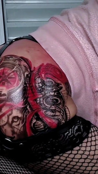 Un enorme consolador rojo destruyendo el culo de una shemale tatuada