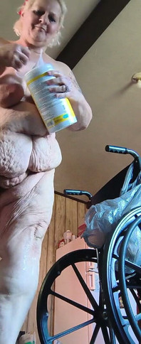 Stiefmutter auf dem küchenboden nackt versucht, dein auge zu erwischen, während der alte mann nicht sieht, sie will dich in der muschi