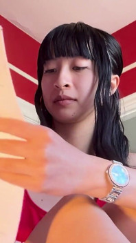 Asia Domme Merintih Kertas