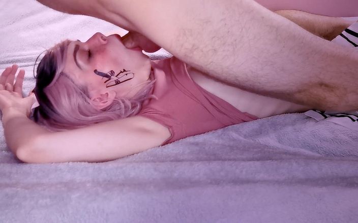 Deepthroat Queen: Adolescentă tatuată anime de 18 ani futută dur în gât - Futai fără...