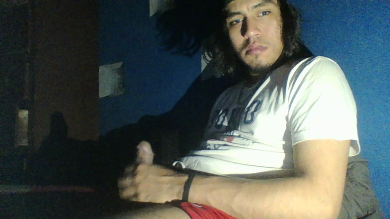 AlexAlejandro13: Onu çekmek için çaresizce çalışan iyi bir penis