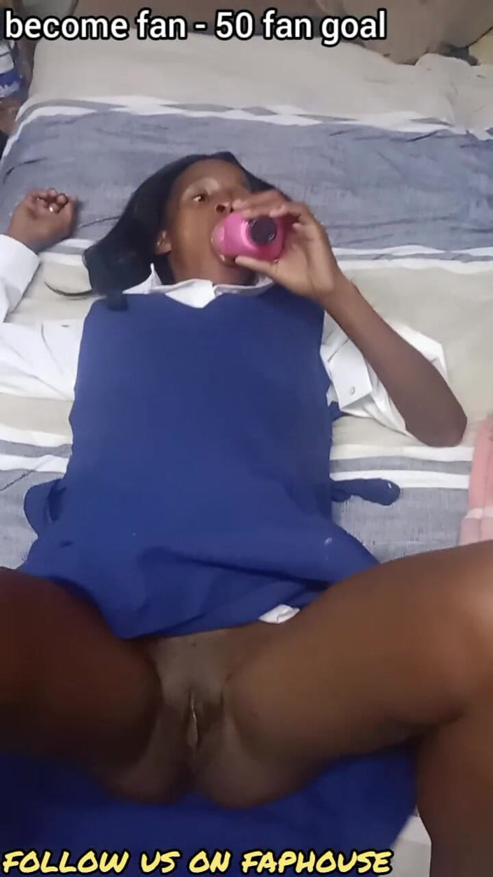 hothouse18xxx: Jhonny 18 Yaşındaki Liseli Kıza Mastürbasyon Yapıyor Vibratör Emiyor Ve Amcığını...