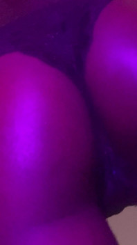 Quente negra gata mostra suas habilidades de twerking em vista traseira