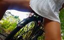 Fap flix: Sexy peluda milf folla manillar de bicicleta en el bosque...