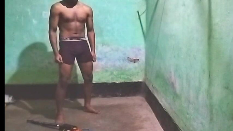 Desi Tits: V tělocvičně svalnatý gay kamarád po cvičení s velkým čůrákem gay...