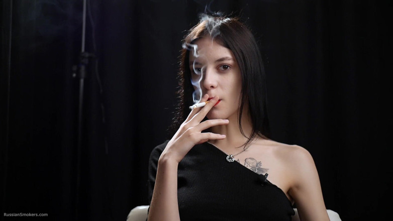 Russian Smokers: สาวผอมกําลังสูบบุหรี่สองแดง