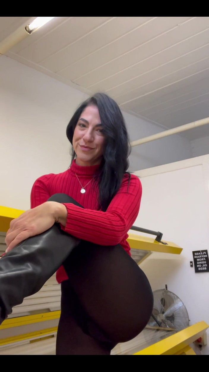 Rose Kink 69: 快来在我准备日光浴床的时候在我身上射精