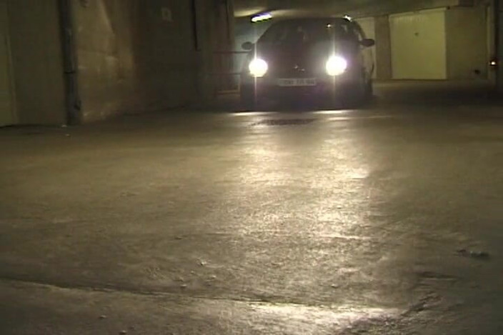 Monde Francais: Questa troia francese si è fatta scopare analmente all'aperto nel parcheggio