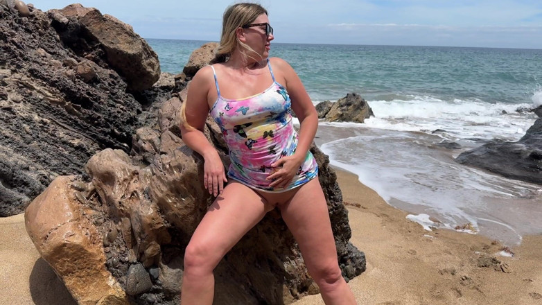 Emma Voyeur: Pisse Publique Désespérée Sur La Plage