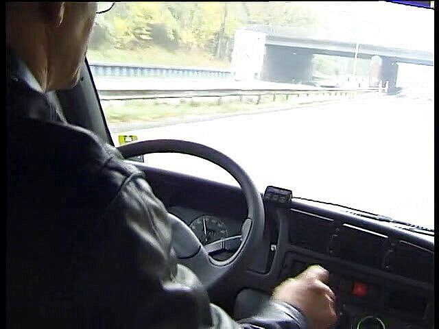 Lucky Cooch: Awek blonde dibajak dalam kereta dalam seks bertiga