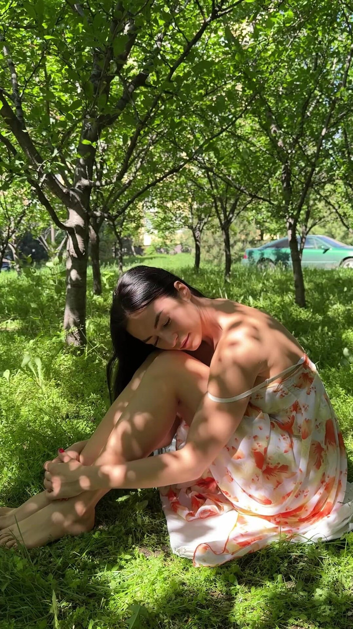 Princess Monica: 户外赤脚挑逗