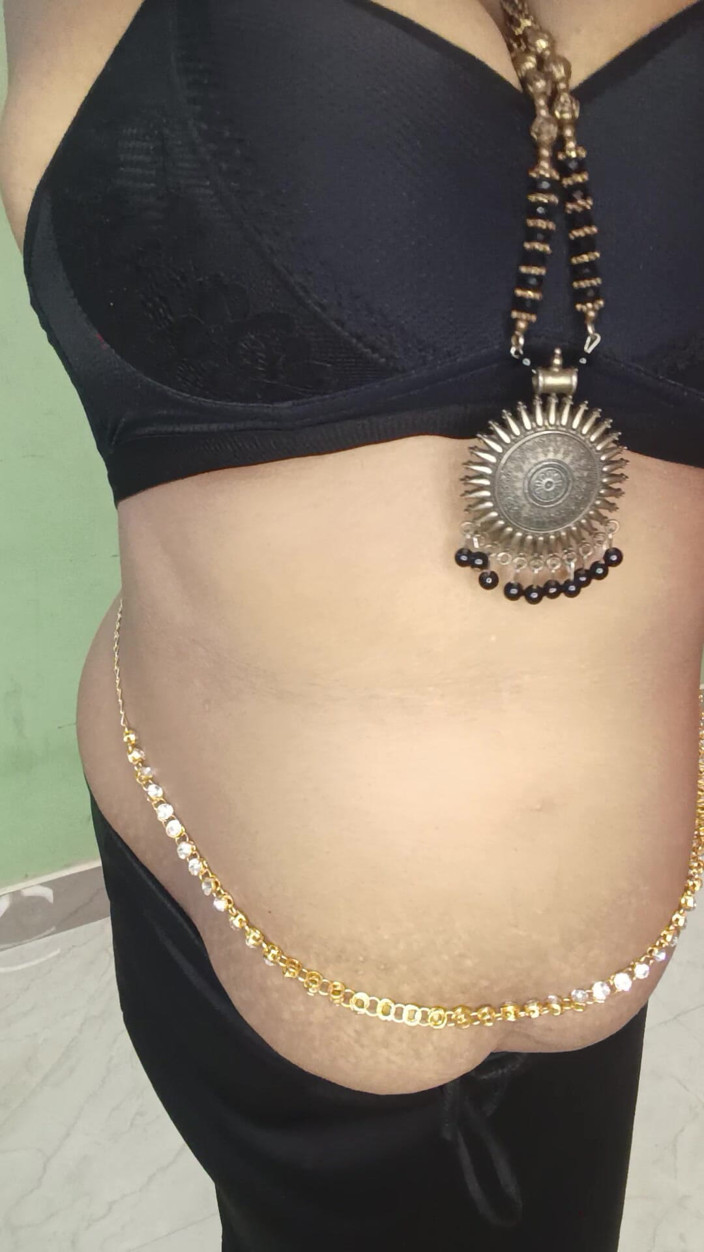 Kavita suman: Tante semok india lagi asik joget dan ngocok dengan kain...
