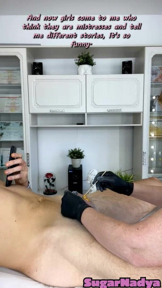 SugarNadya: Clientul ejaculează energic în timpul epilării cu ceară