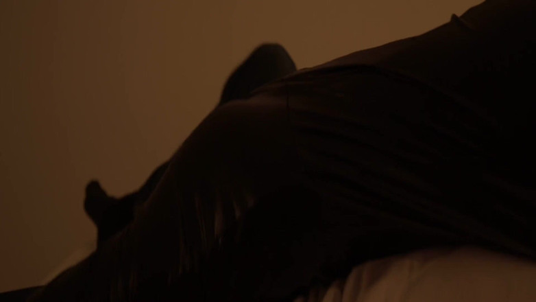 Massage Parlor: Kort hårig brunett studsar på sin älskares hårda kuk