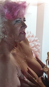 Nenek ahegao fingering memek becek si cewek hot rambut pirang