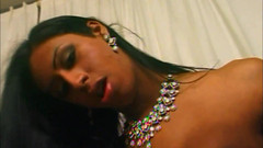 TGIRL ROOM: Italiensk Rumpa Knullar TVå Shemales Och Får Sperma I Ansiktet