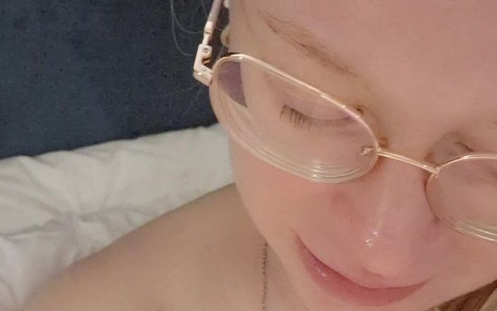 Anna Lynx: Mostre la mia figa dopo aver fatto un sogno bagnato...