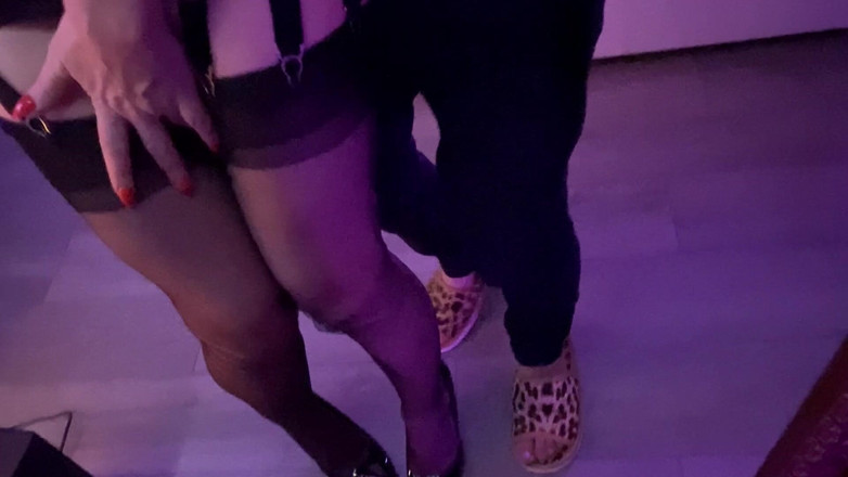 Slowly Tease: # 20 (celé) Perfektní nylonová královna kouří a šuká