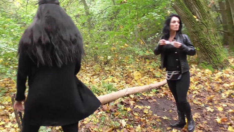 Femdom Austria: Dusche mit pissen im wald