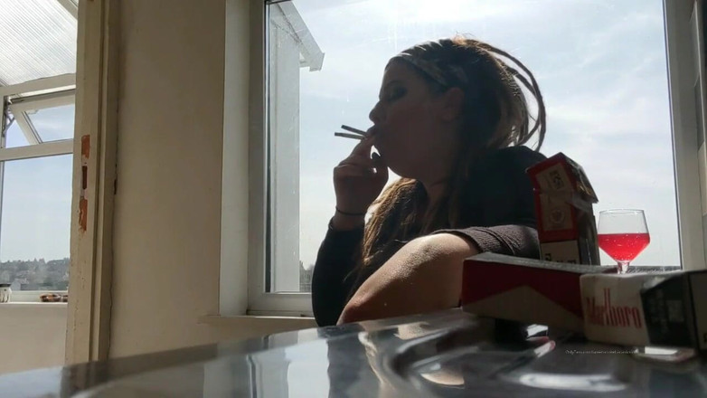 Goddess Kinx: Malbro Red'in bir saatte tek paket sigara içmesi